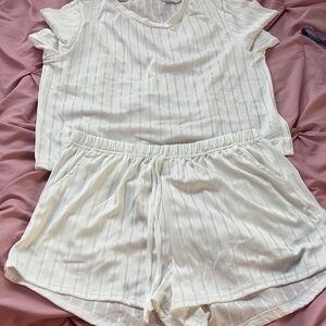 White Skorts with Lightweight Fabric and Elastic Waistband‎